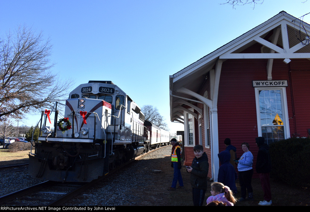 The 3024 resting with the TFT train right next to the restored Wyckoff Station Building